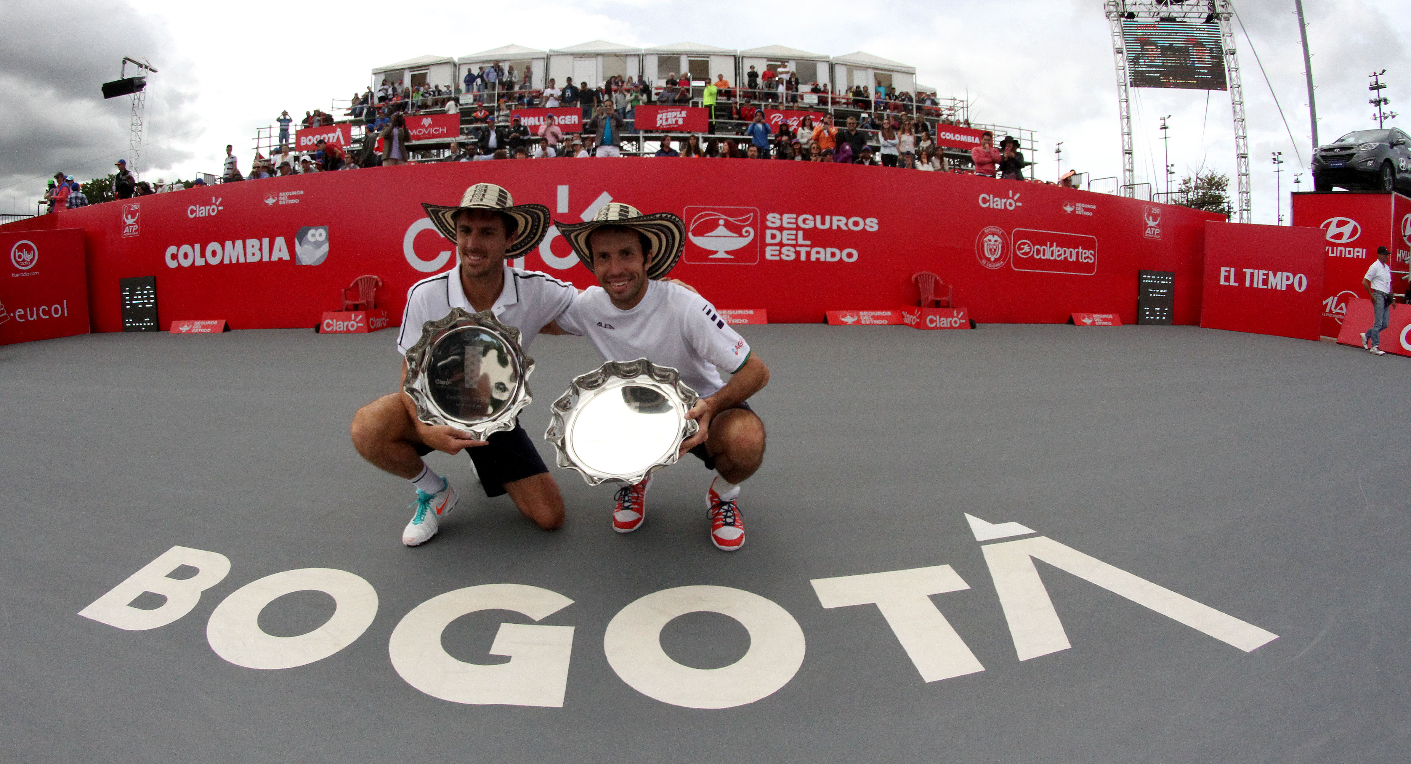 https://www.fedecoltenis.com/userfiles/ACTUALIDAD/A CLARO OPEN/martes 21/jueves/campeonesdobles.jpg