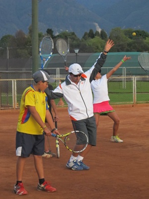 https://www.fedecoltenis.com/userfiles/clasefotointeriorcapacitacionoro.jpg